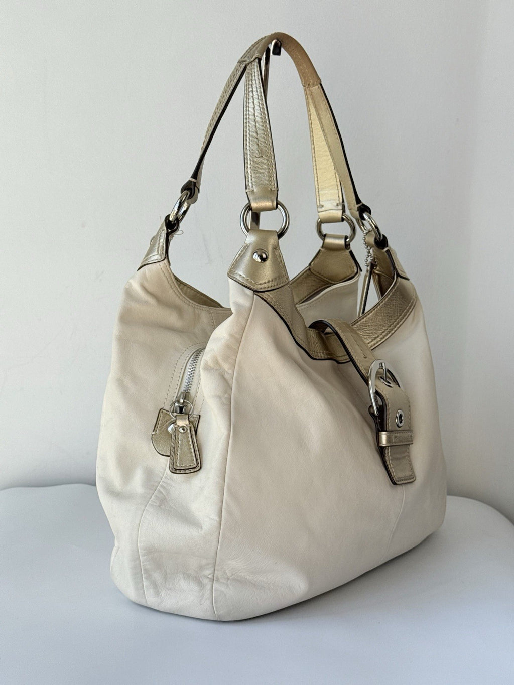 Vintage Coach Soho Lynn Hobo Bag In White & Gold Leather 00s Y2K Shoulder Bag